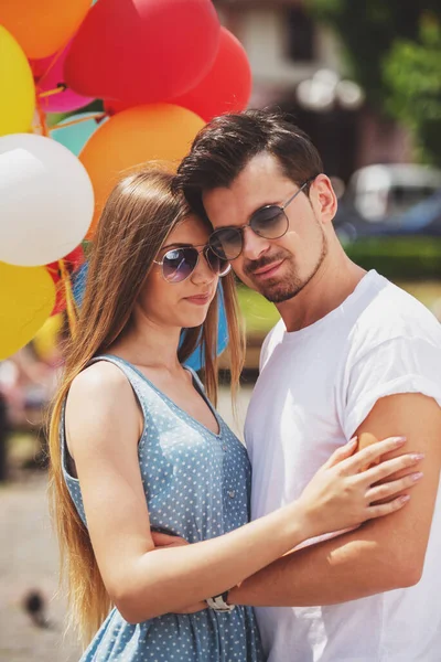 Young Couple Closing Eyes Bonding Each Other Holding Bright Helium — Stock Photo, Image