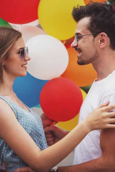 Bella Giovane Coppia Con Palloncini Colorati Che Guardano Altro Sorridono — Foto Stock