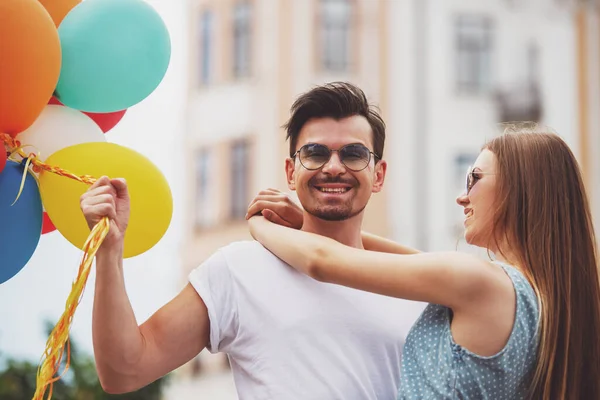 英俊的男人 与五颜六色的气球 结合他的女朋友 浪漫的约会在户外 — 图库照片