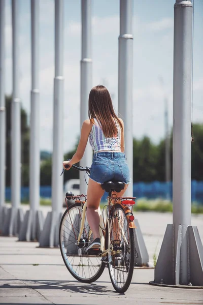 Junge Frau Auf Dem Fahrrad Der Stadtstraße Zurück — Stockfoto