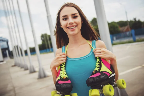 Mujer Feliz Sosteniendo Sus Patines Por Los Cordones Cuello — Foto de Stock