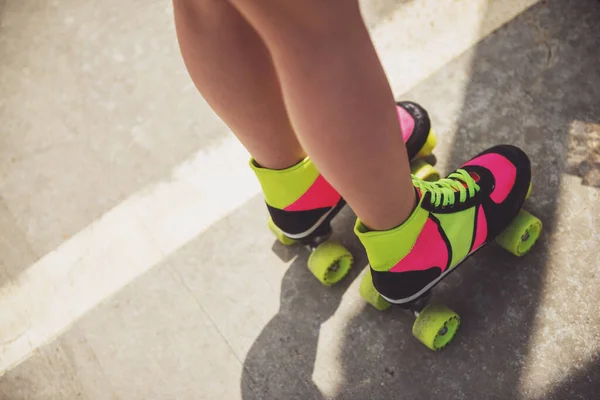 Vista Cerca Las Piernas Femeninas Patines — Foto de Stock