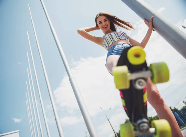 Hermosa Mujer Divirtiéndose Aire Libre Mientras Monta Patines — Foto de Stock