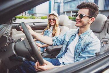 Mutlu çift sürüş şehir cabriolet doğum.