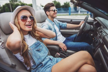Güzel çift güneş gözlüğü cabriolet sürüş. Yan görünüm.