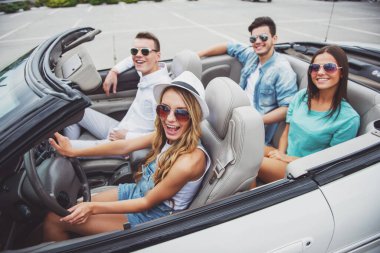 Dört mutlu arkadaş cabriolet seyahat güneş gözlüğü.