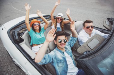 Mutlu arkadaş kadar elle cabriolet doğum seyahat.