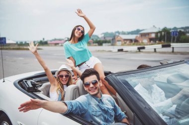 Mutlu arkadaş cabriolet sürüş ve having fun.