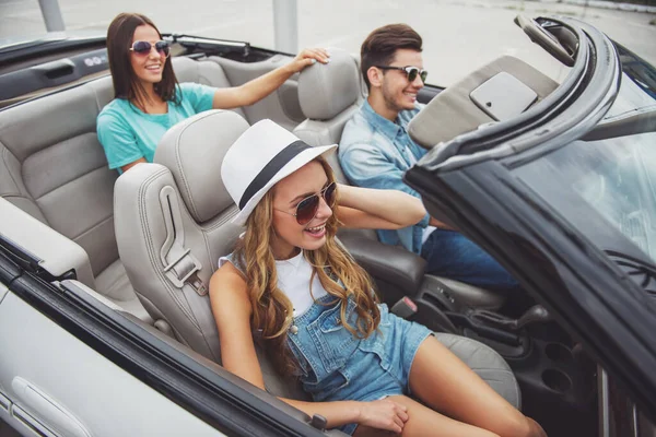 Tres Amigos Felices Gafas Sol Viajando Cabriolet — Foto de Stock