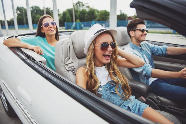 Three Happy Friends Sunglasses Traveling Cabriolet — Stock Photo, Image