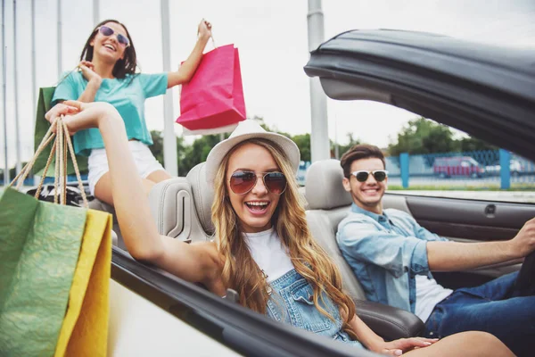 Happy Girls Returning Store Shopping Bags Theirs Boyfriend Cabriolet — Stock Photo, Image