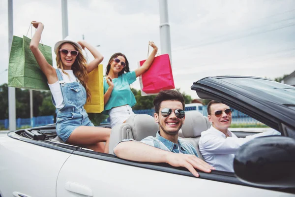 선글라스는 자동차에서 여행에서 친구의 그룹입니다 좌석에 — 스톡 사진