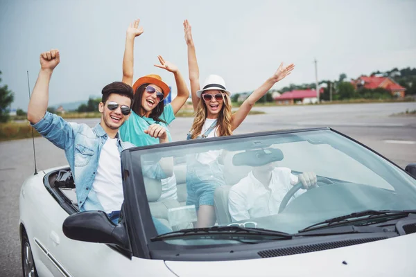 Grupo Amigos Óculos Sol Viajando Cabriolet Branco Divertindo — Fotografia de Stock