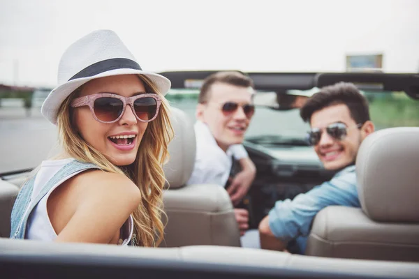 Mujer Alegre Gafas Sol Sombrero Sentado Cabriolet Mirando Cámara Sonriendo —  Fotos de Stock