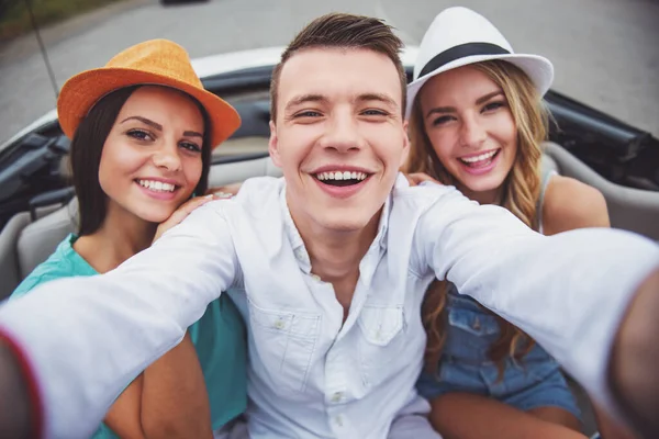 Tre Glada Vänner Med Selfie När Man Sitter Cabriolet Bakre — Stockfoto