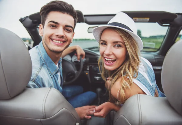 Verliebte Paare Sitzen Auf Dem Cabriolet Und Schauen Die Kamera — Stockfoto