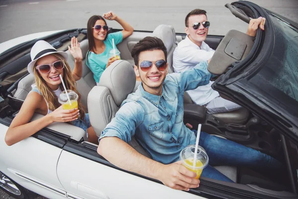 Gruppo Amici Felici Che Viaggiano Sulla Cabriolet Con Bicchieri Succo — Foto Stock