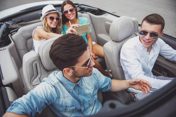 Grupo Amigos Felizes Sentados Cabriolet Meninas Bonitas Tomando Selfi Bancos — Fotografia de Stock