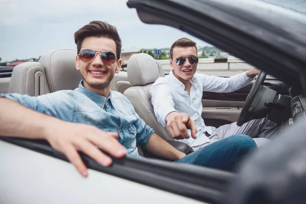 Smukke Drenge Cabriolet Kigger Kameraet Smiler - Stock-foto