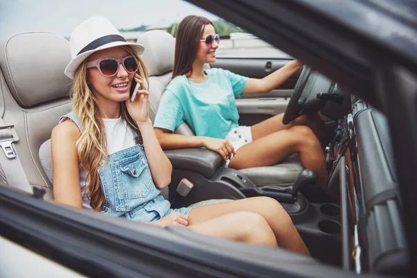 Hermosas Chicas Gafas Sol Conduciendo Cabriolet Rubia Hablando Por Teléfono — Foto de Stock