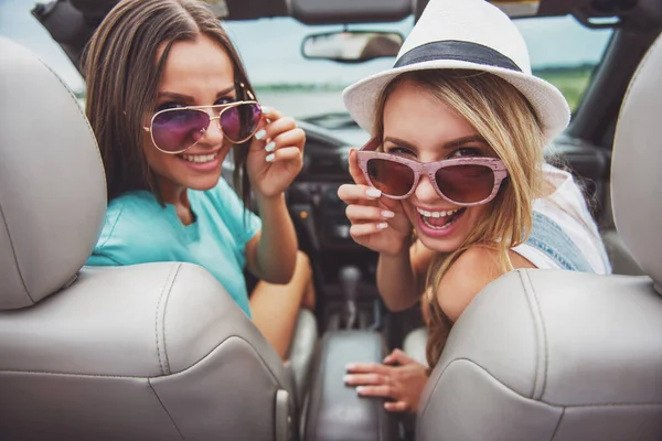 Cabriolet geri kamera ve gülümseyen bakarak içinde neşeli genç kadın.