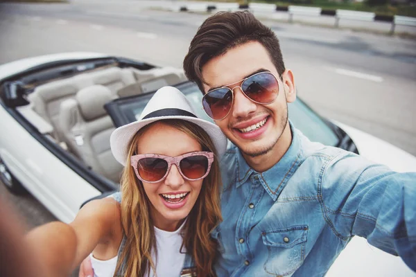 Junges Fröhliches Paar Mit Sonnenbrille Macht Selfie Gegen Cabrio — Stockfoto