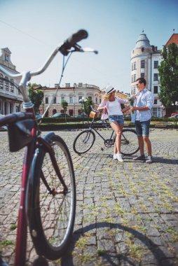 Bisiklet yolda. Genç bir çift bir araya geldi ve birbirlerine bakıyor.