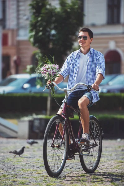 Jovem Óculos Sol Com Flores Andando Bicicleta Rua Cidade Dia — Fotografia de Stock