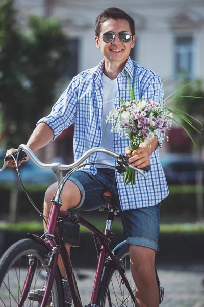 Jovem Óculos Sol Com Flores Andando Bicicleta Rua Cidade Dia — Fotografia de Stock