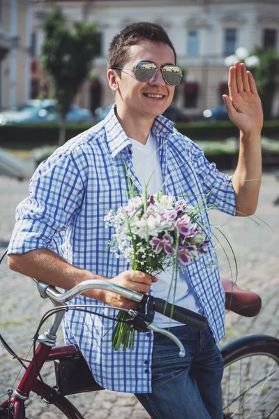 Retrato Jovem Óculos Sol Com Flores Bicicleta Segurando Esperando Sua — Fotografia de Stock
