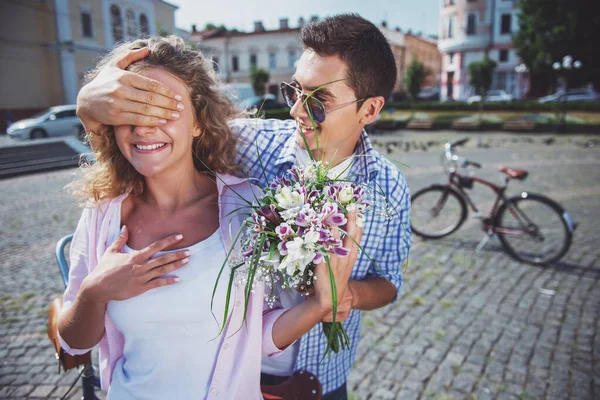 Gissa Vem Ung Man Slöt Ögonen Sin Flickvän Att Göra — Stockfoto