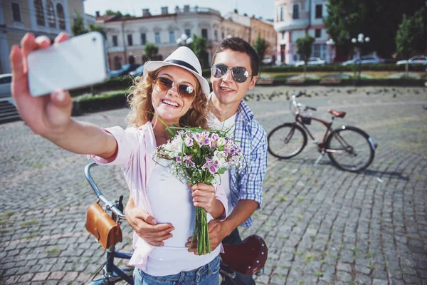 Fiatal Gyönyörű Pár Figyelembe Selfie Férfi Átölelve Virágokkal Város Ellen — Stock Fotó