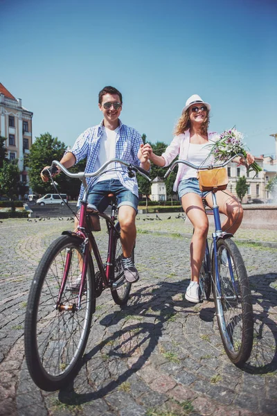 Par Solglasögon Ridning Cyklar City Street Och Hand Hand — Stockfoto