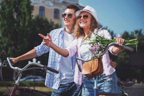 Happy Couple Sunglasses Bicycles City Street Woman Pointing Away — Stock Photo, Image