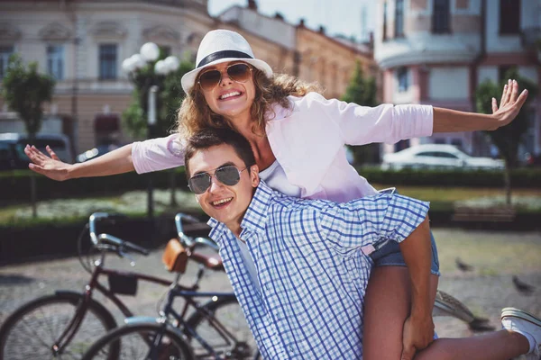 Una Foto Una Joven Pareja Divirtiéndose Ciudad — Foto de Stock