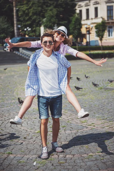 Lächelndes Paar Mit Sonnenbrille Amüsiert Sich Auf Dem Sommerplatz — Stockfoto