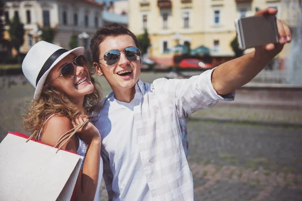 Jonge Mooie Paar Nemen Selfie Stad Vrouw Bedrijf Shopping Tassen — Stockfoto