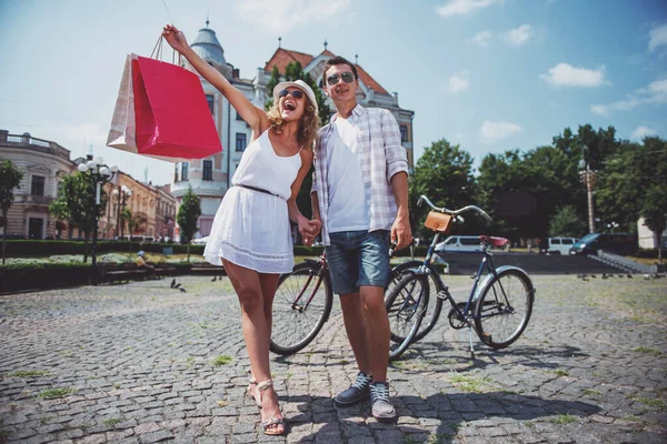 Pareja Feliz Gafas Sol Plaza Ciudad Mujer Sosteniendo Bolsas Compras — Foto de Stock