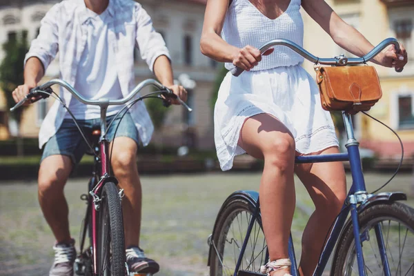 Paar Auf Fahrrädern Auf Der Stadtstraße Unterwegs Nahaufnahme — Stockfoto