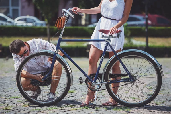 Мужчина Ремонтирует Колесо Женском Велосипеде Городской Улице — стоковое фото