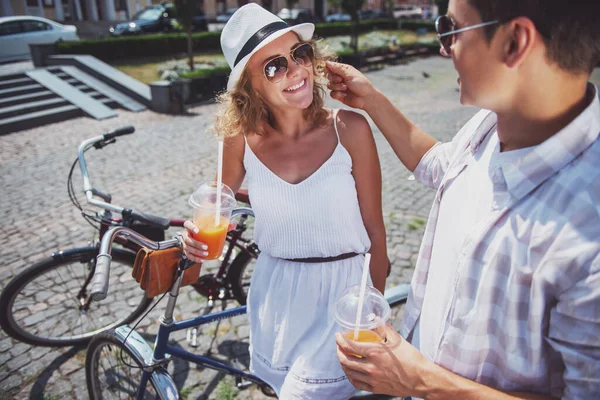 Glückliches Verliebtes Paar Mit Fahrrädern Und Gläsern Saft Auf Der — Stockfoto