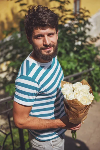 Guapo Joven Con Ramo Flores Está Esperando Novia — Foto de Stock