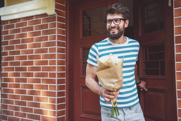 Sonriente Joven Con Ramo Flores Está Esperando Novia — Foto de Stock