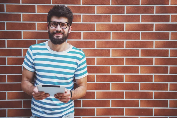 Smiling Young Man Standing Wall Holding Digital Tablet — Stock Photo, Image