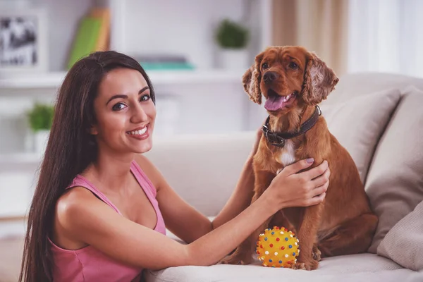自宅で犬と遊んで幸せな若い女 — ストック写真