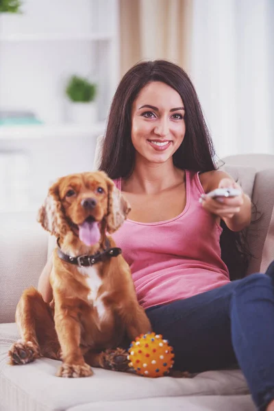 Foto Mujer Joven Está Viendo Televisión Mientras Perro Está Tirado —  Fotos de Stock