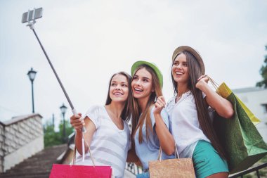 Üç güzel genç kadın şehirde, telefonunuzun ve açık havada yürümek