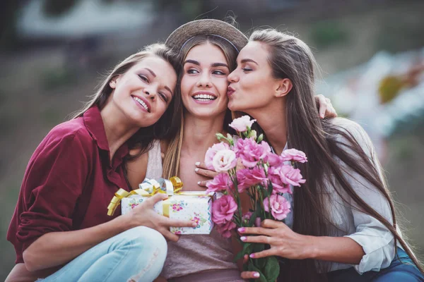 Tres Hermosas Mujeres Jóvenes Con Flores Aire Libre — Foto de Stock