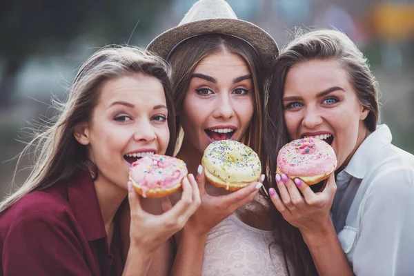Three Beautiful Young Women Eating Cake Outdoors — Stock Photo, Image