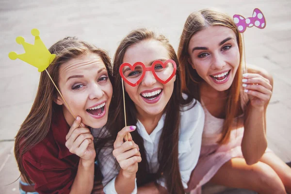 Tres Hermosas Mujeres Jóvenes Celebrando Cumpleaños Aire Libre —  Fotos de Stock